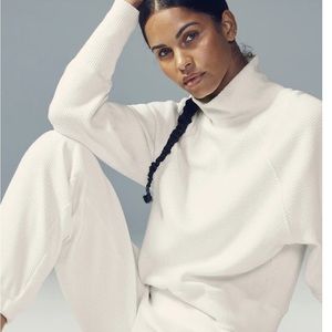 ALO YOGA 
Waffle Weekend Escape mock neck